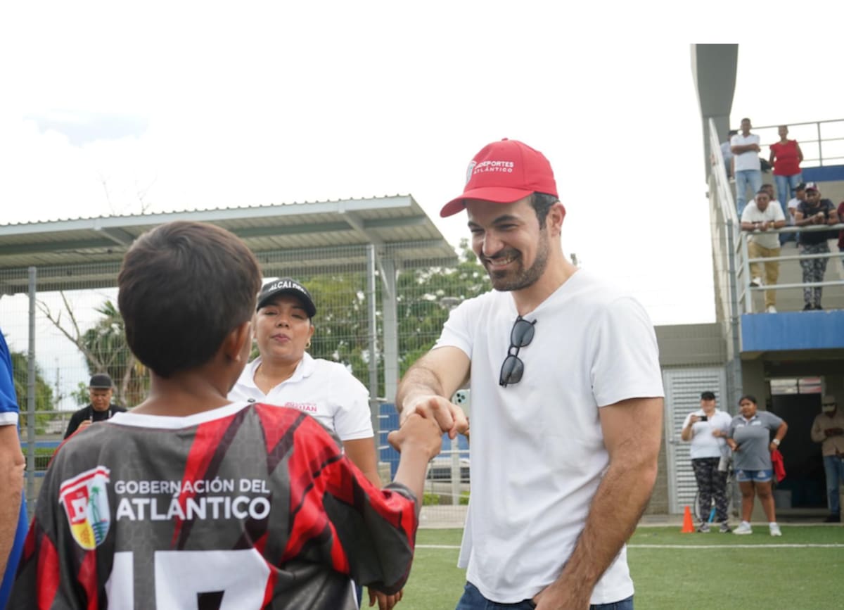 Iván Urquijo, director de Indeportes, estuvo en el estadio Víctor Danilo Pacheco de Suan, donde se realizó la inauguración de la cuarta versión del torneo 'Golea Atlántico'.//Cortesia.