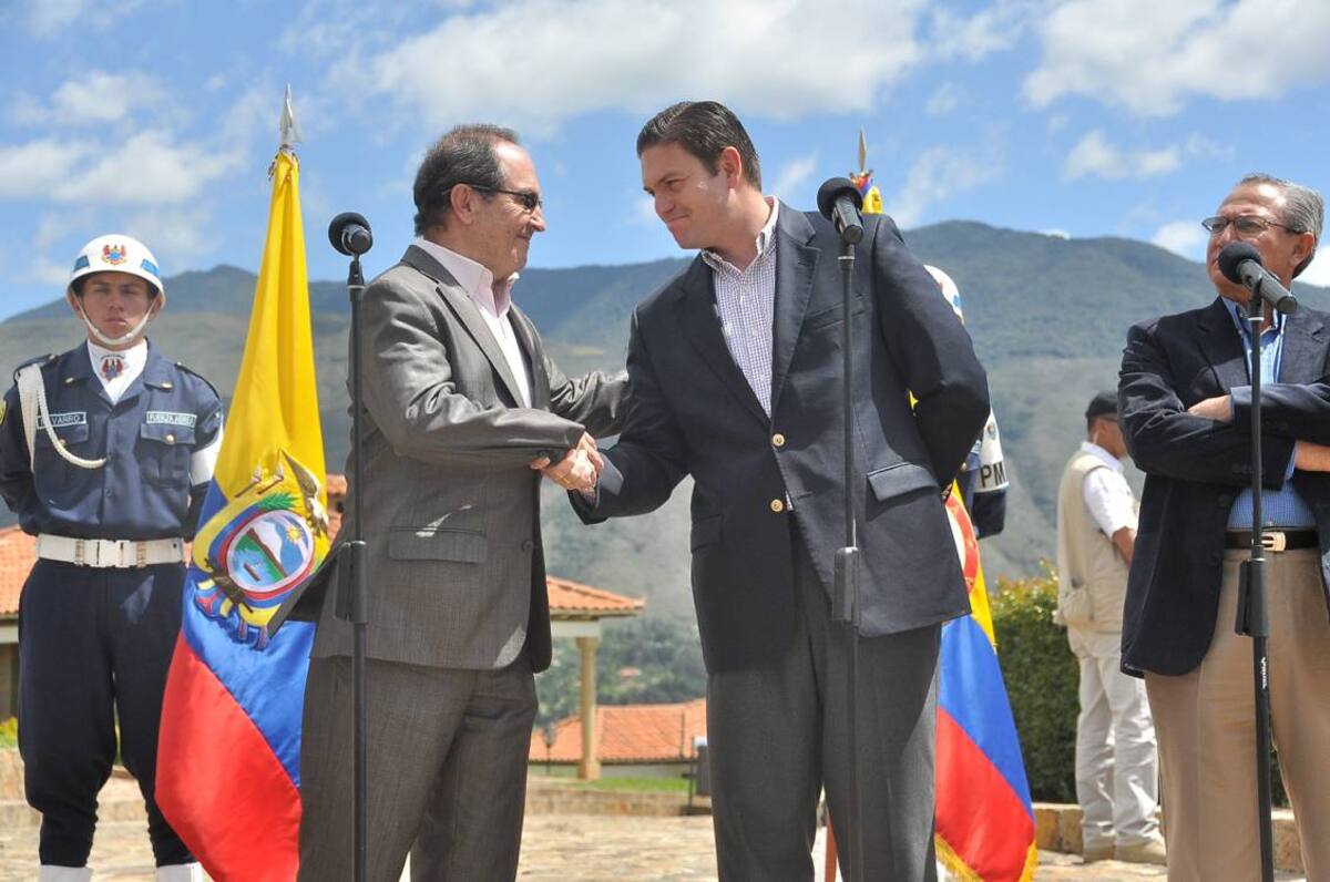 El ministro de defensa de Colombia, Juan Carlos Pinzón (derecha) y su par ecuatoriano, Javier Ponce, cerraron con un saludo los acuerdos acordados en Villa de Leyva, Boyacá. Colprensa