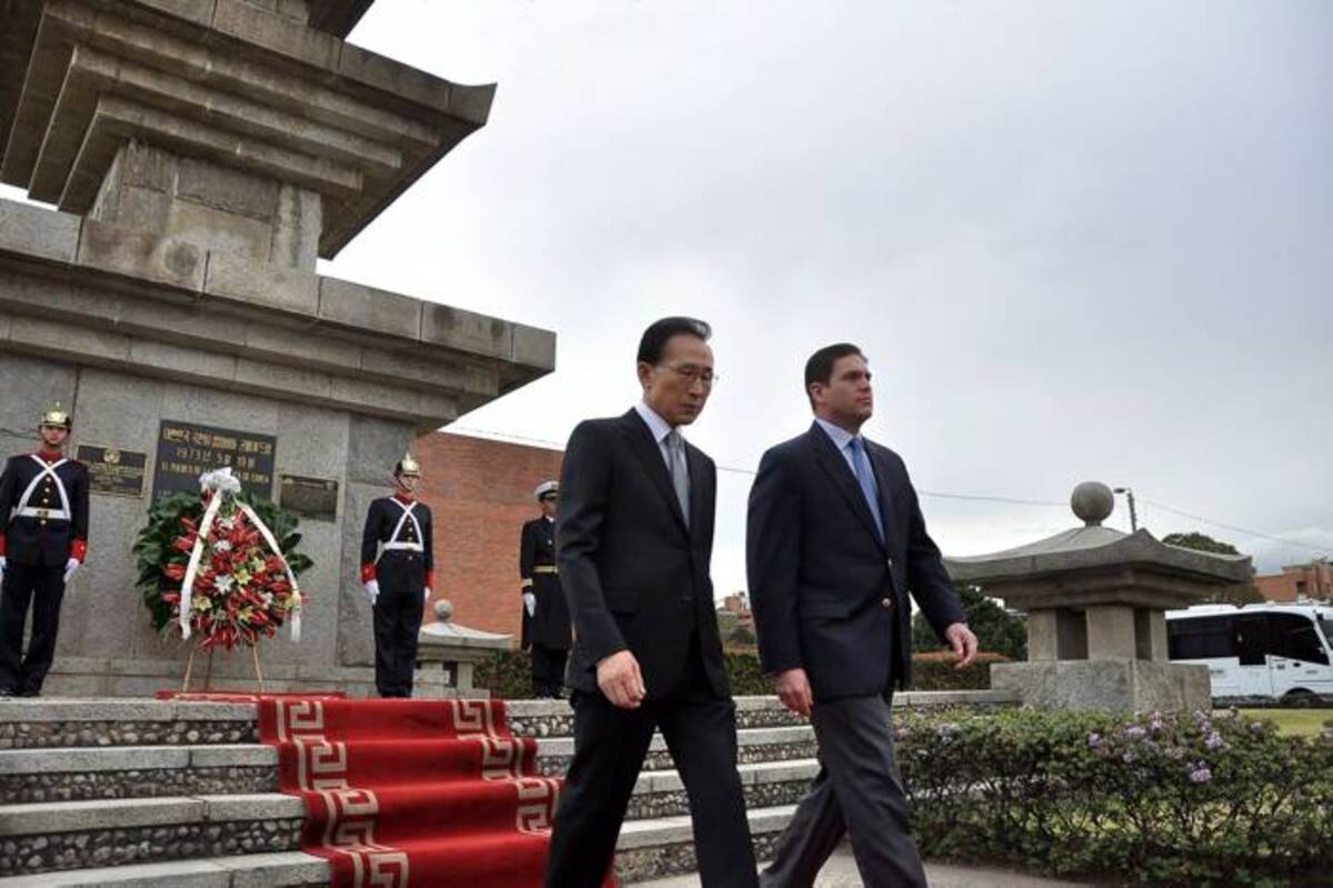 El Presidente de la República de Corea del sur, Lee Myung-Bak y el ministro de Defensa de Colombia, Juan Carlos Pinzón encabezaron la ceremonia de ofrenda floral para rendirles un tributo a los héroes de la Guerra de Corea. El acto se realizó durante la visita del Primer Mandatario coreano a Colombia. COLPRENSA
