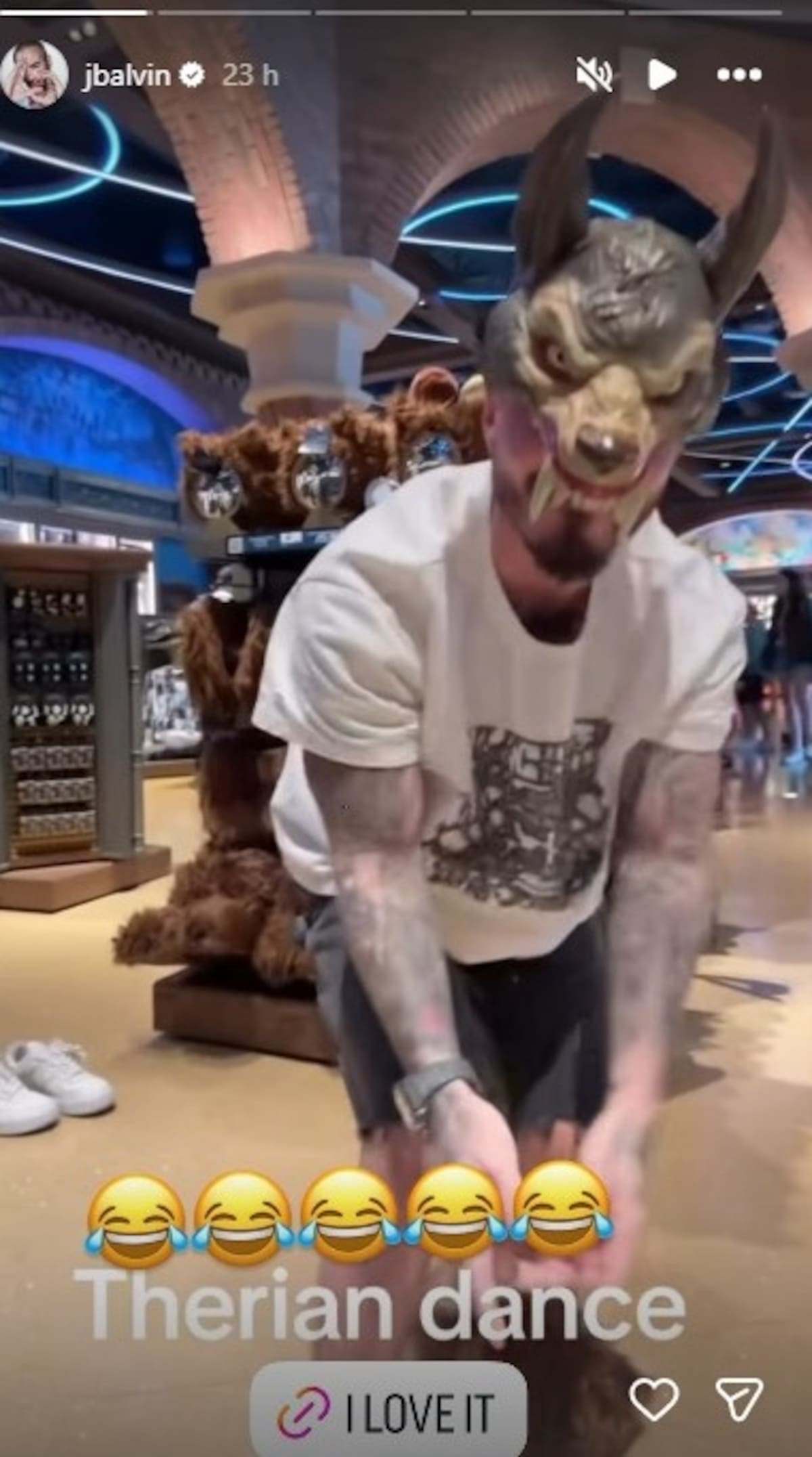 J Balvin apareció caracterizado como un therian. //Foto: captura de pantalla.
