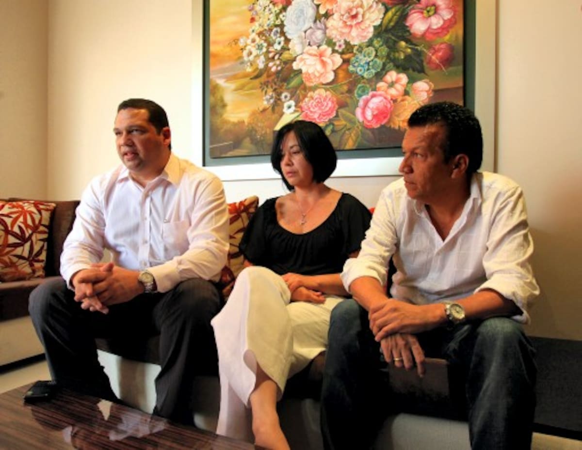 En la imagen el abogado Arcadio Martínez, de Jacqueline Ramón, y Luis Ojeda. COLPRENSA