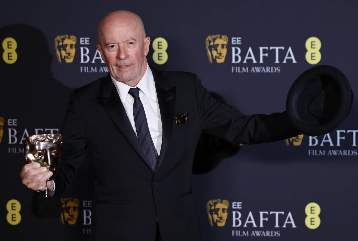 El director francés Jacques Audiard posa en la sala de prensa tras ganar el premio a la Mejor Película de Habla No Inglesa por 'Emilia Pérez' durante los Premios BAFTA de Cine. //EFE