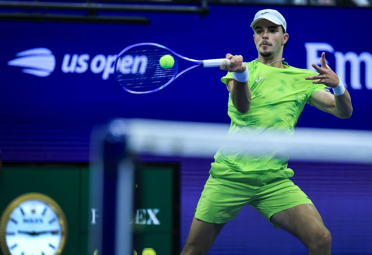 El portugués Jaime Faria en acción contra el español Carlos Alcaraz durante su partido de segunda ronda de individuales masculinos en el US Open. //Foto, EFE: CRISTOBAL HERRERA-ULASHKEVICH