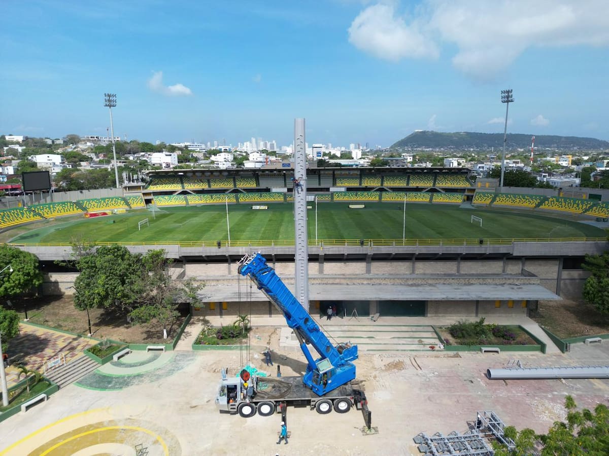 El Distrito realiza la instalación del nuevo sistema de iluminación en el estadio Jaime Morón León. // Foto: Cortesía - Alcaldía de Cartagena.