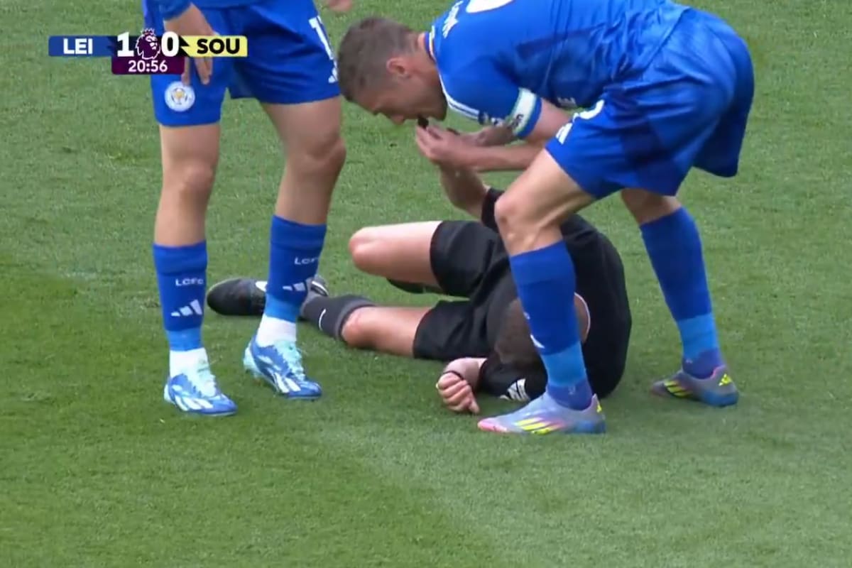 ¡Insólito! Jamie Vardy sopla el silbato tras lesión del árbitro