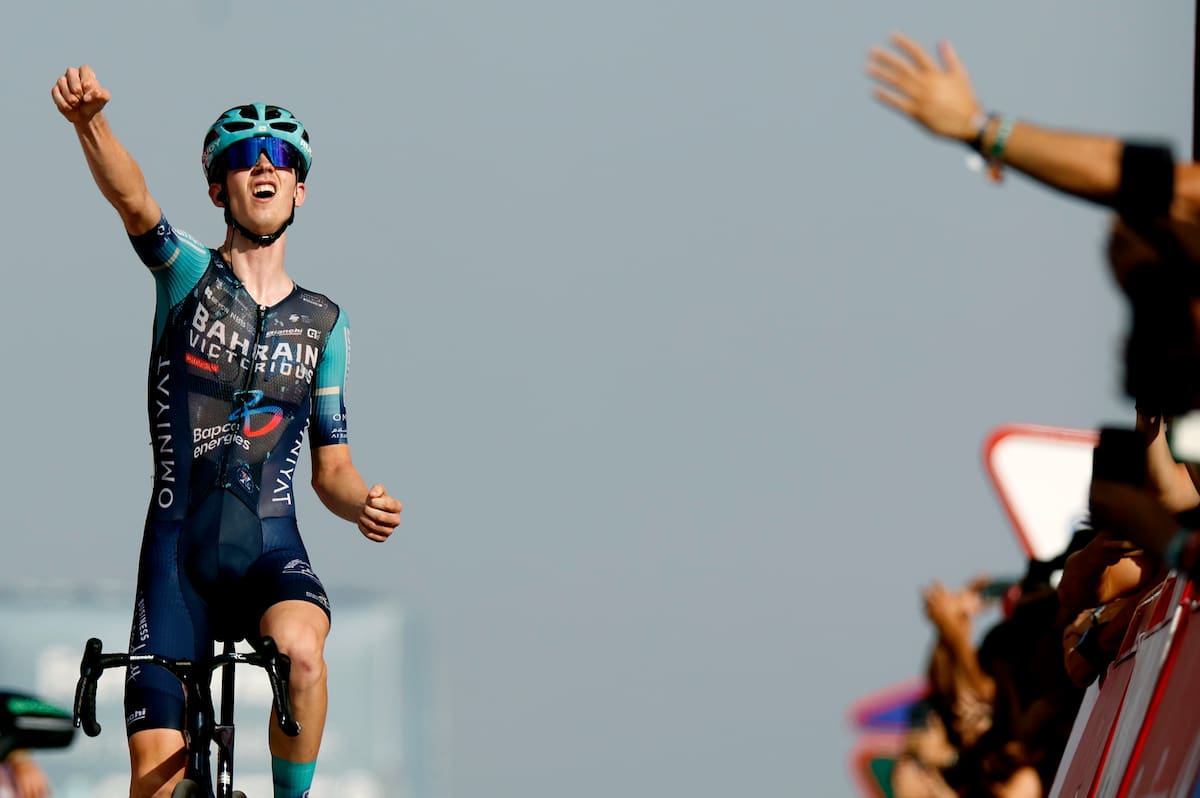 El ciclista esloveno Jakob Omrzel del equipo Team Bahrain Victorious celebra al ganar la 12ª etapa de La Vuelta a España, de 167 km de recorrido entre las localidades de Vera y Calar Alto (Almería). //Foto, EFE: Javier Lizón