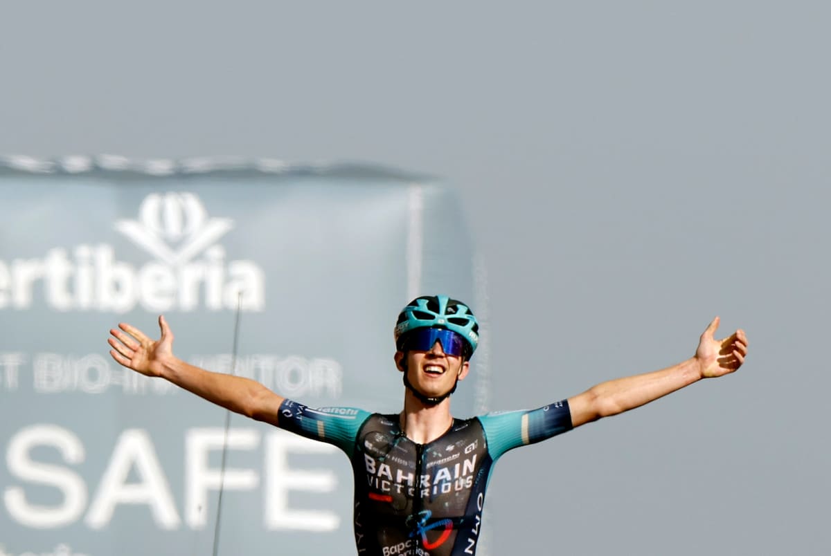 El ciclista esloveno Jakob Omrzel del equipo Team Bahrain Victorious celebra al ganar la 12ª etapa de La Vuelta a España, de 167 km de recorrido entre las localidades de Vera y Calar Alto (Almería). Foto, EFE: Javier Lizón
