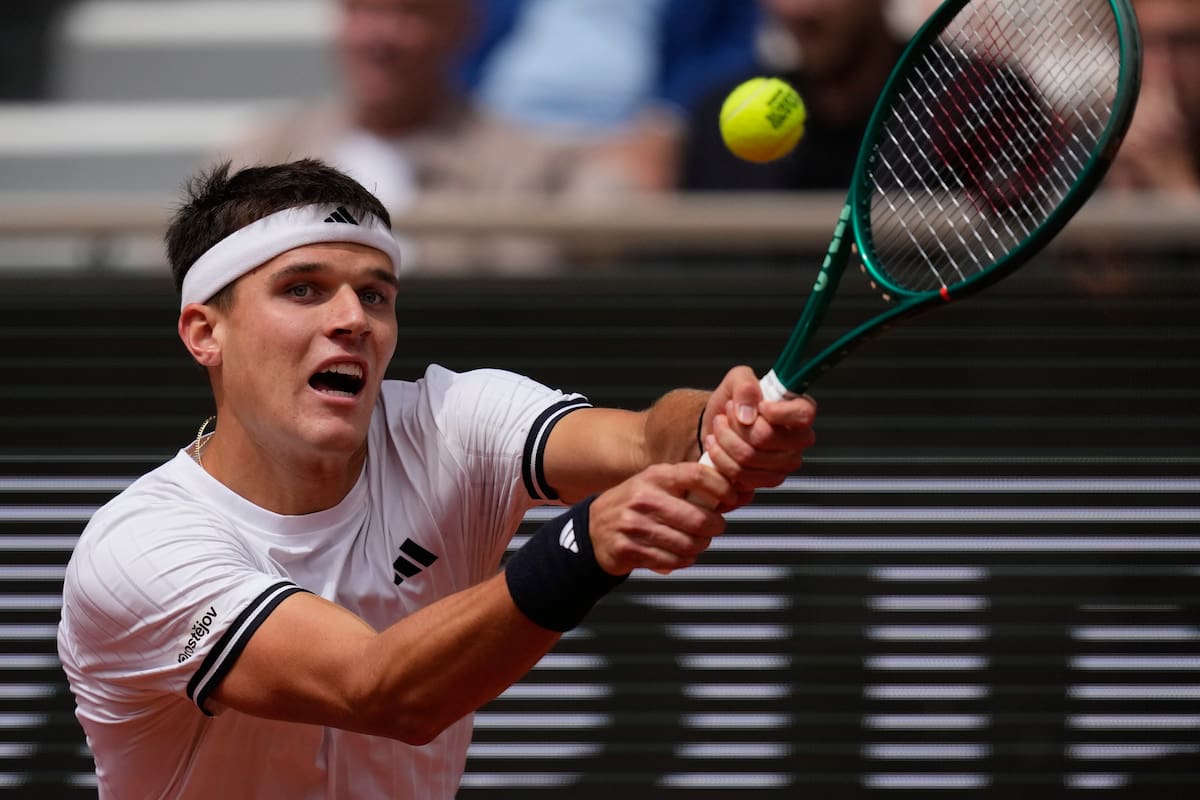 El checo Jakub Mensik perdió en las semifinales de Roland Garros contra el alemán, Alexander Zverev. //Foto, AP: Christophe Ena