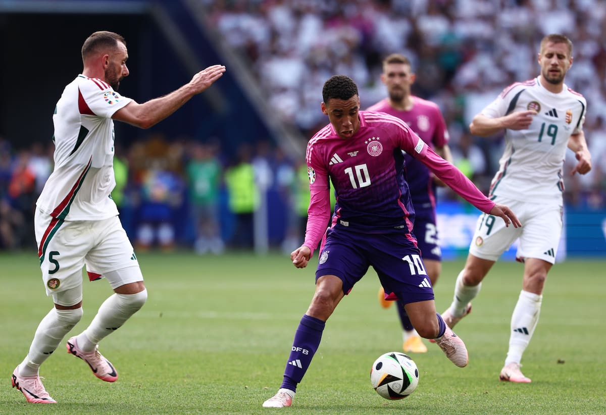 Jamal Musiala (C) de Alemania en acción durante el partido de fútbol del Grupo A de la UEFA EURO 2024 entre Alemania y Hungría, en Stuttgart, Alemania, el 19 de junio de 2024. // EFE