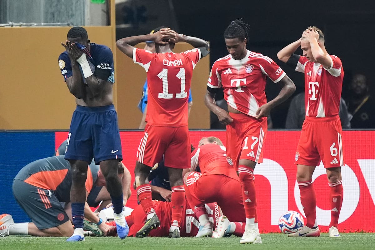 Jamal Musiala, del Bayern Múnich, yace en el suelo durante el partido de cuartos de final del Mundial de Clubes entre el PSG y el Bayern Múnich en Atlanta. //Foto, AP: Mike Stewart