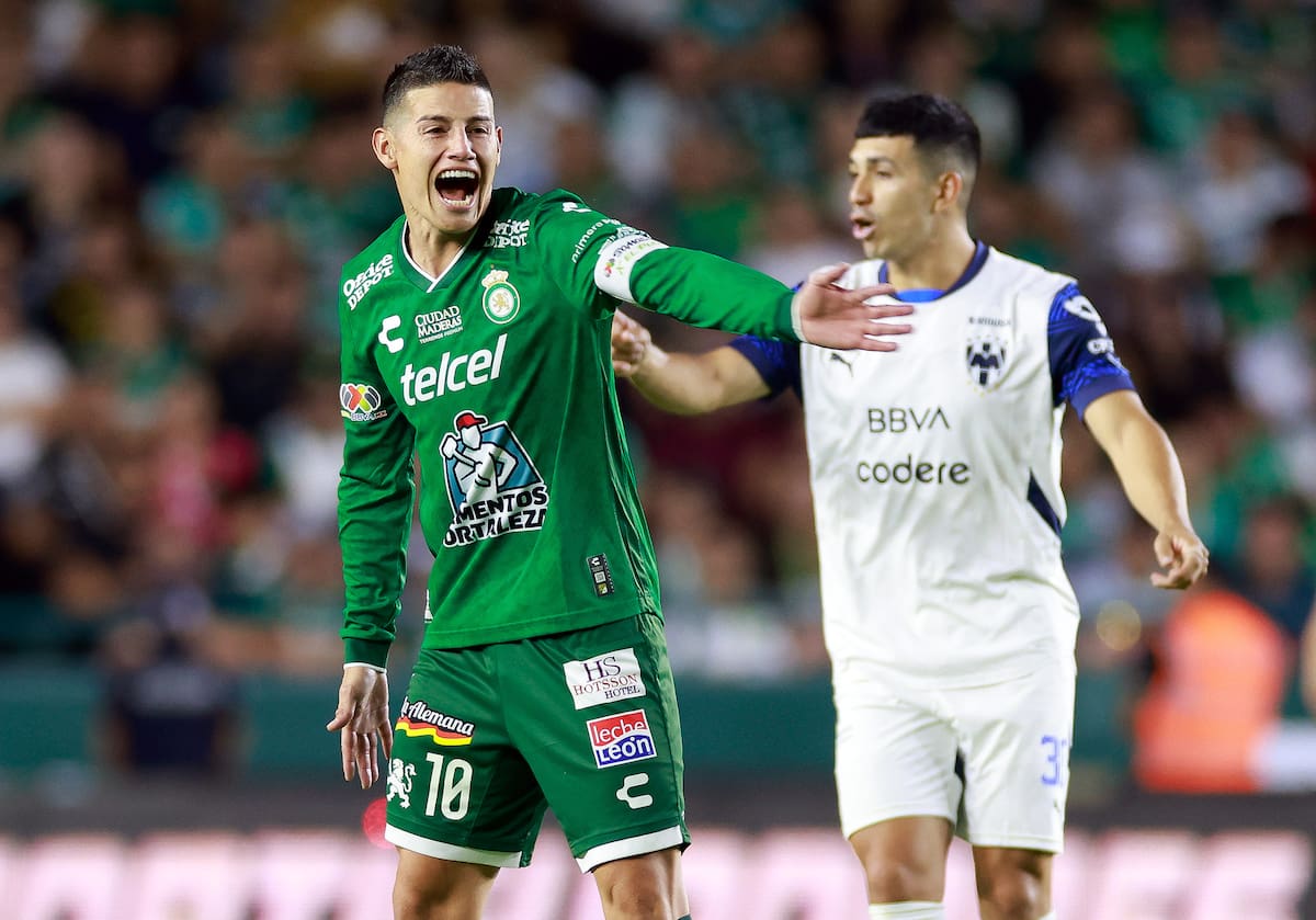 James Rodríguez de León da indicaciones, en un partido de la jornada 17 del torneo Clausura 2025 de la Liga MX entre León y Monterrey. //EFE