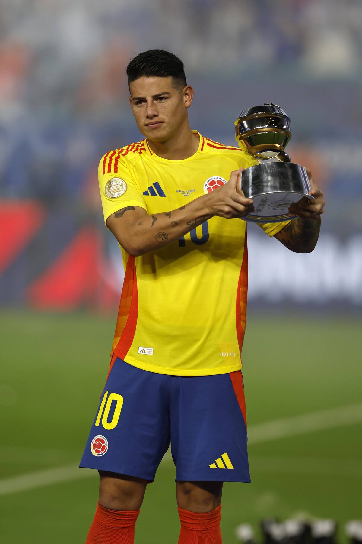 James Rodríguez con el trofeo de mejor jugador de la Copa América 2024. // EFE