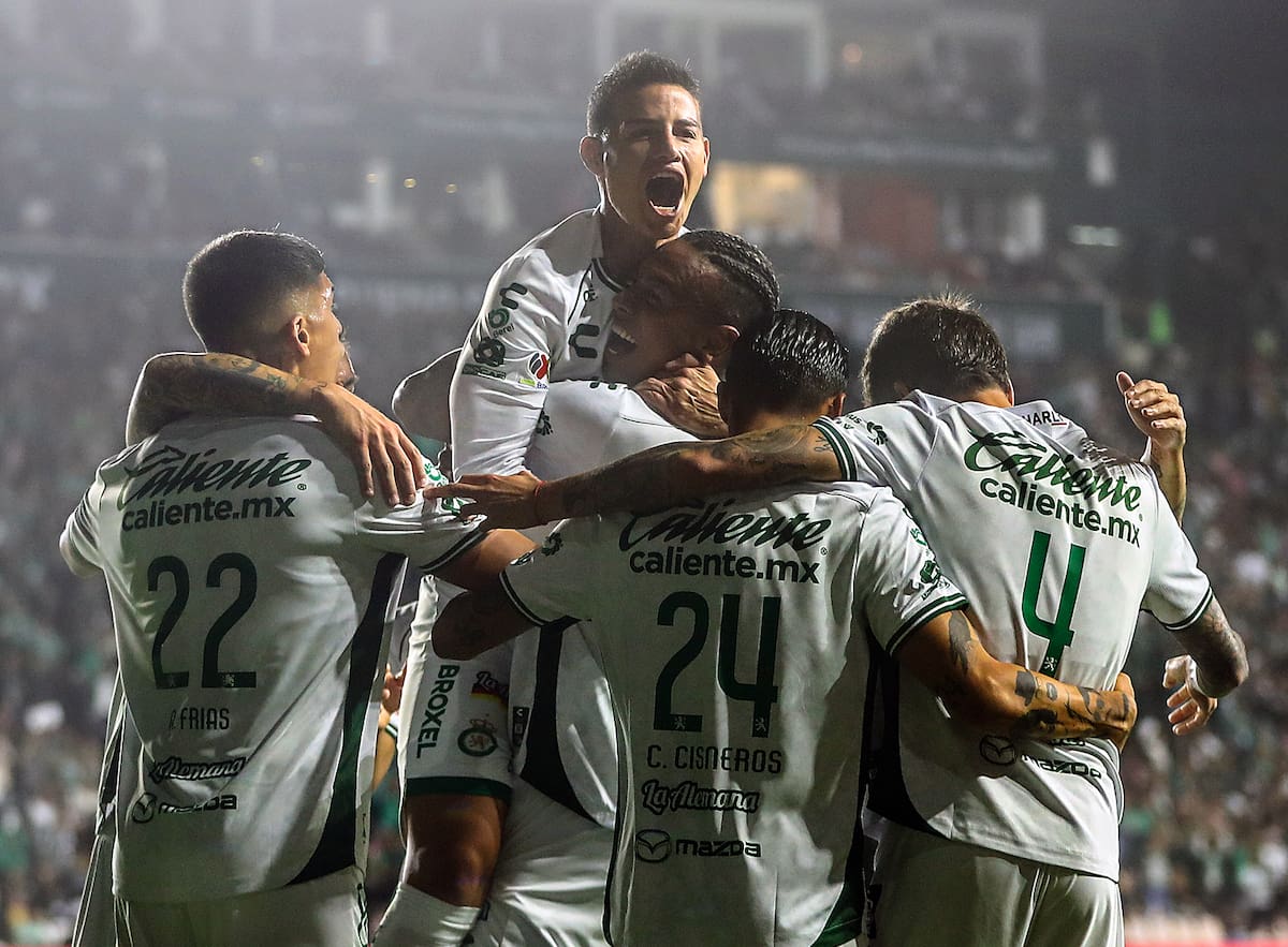 James Rodríguez (arriba) yJhonder Cádiz (c) de León celebran un gol este martes, en un partido por la jornada 4 del torneo Clausura 2025. //EFE