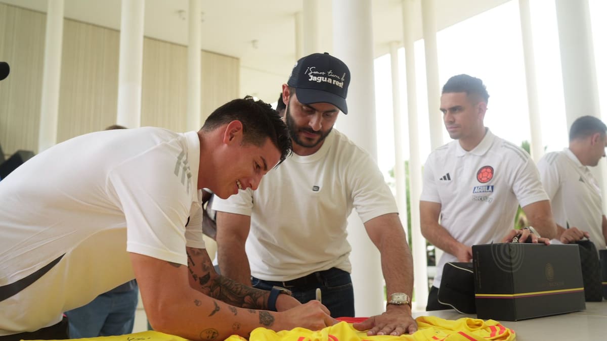 James Rodríguez recibió el sombrero vueltiao. // Foto: cortesía