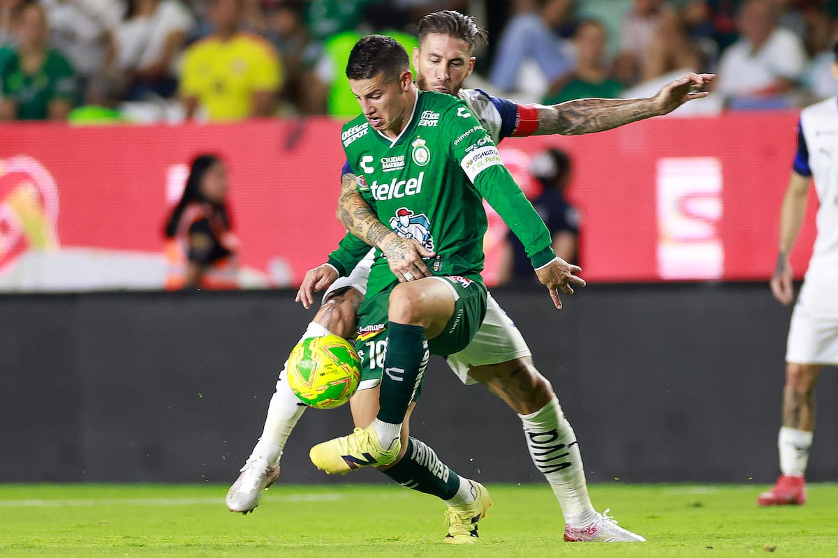 James Rodríguez (i) de León disputa el balón con Sergio Ramos de Monterrey, en un partido de la jornada 17 del torneo Clausura 2025 de la Liga MX entre León y Monterrey. //EFE