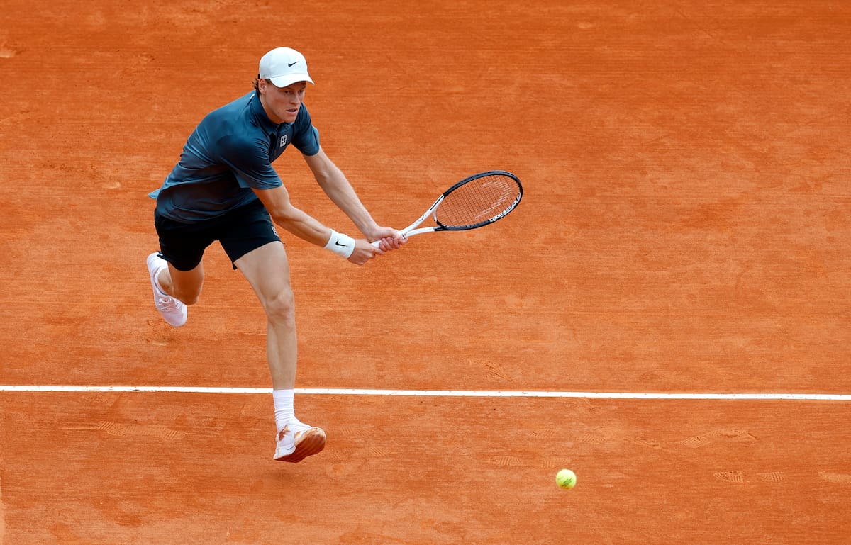 Jannik Sinner avanzó de ronda en el Masters 1.000 de Montecarlo. //Foto, EFE: SEBASTIEN NOGIER