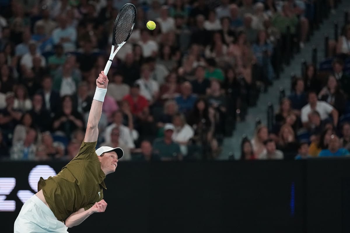 Jannik Sinner se medirá ante Novak Djokovic en las semifinales del Abierto de Australia. //Foto, AP: Dita Alangkara