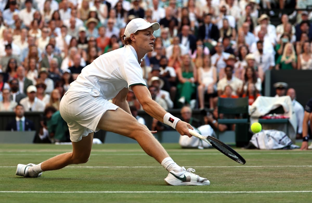 El italiano Jannik Sinner remontó un set a el alemán Alexander Zverev y se quedó con el triunfo en Wimbledon. //Foto, EFE: NEIL HALL