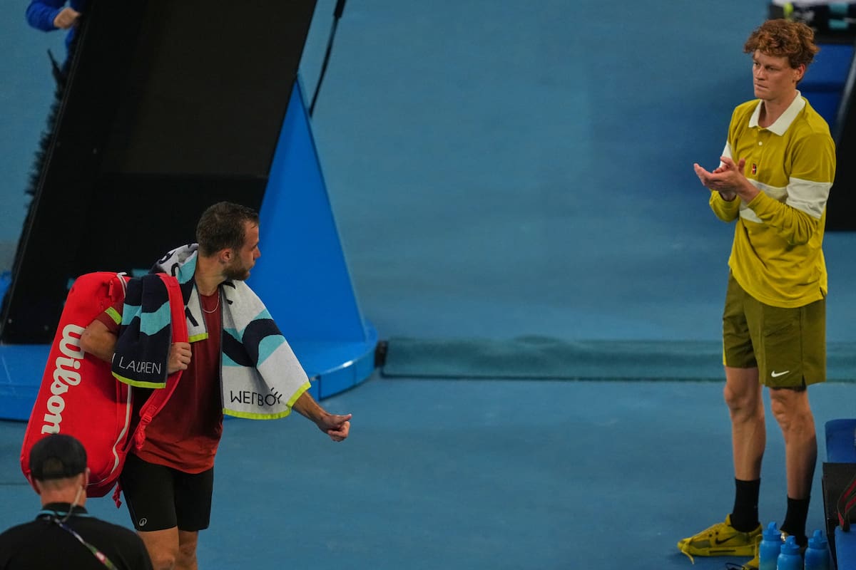 Jannik Sinner aplaude a su rival, Hugo Gastón, tras su retirada por lesión. //Foto, AP: Asanka Brendon Ratnayake