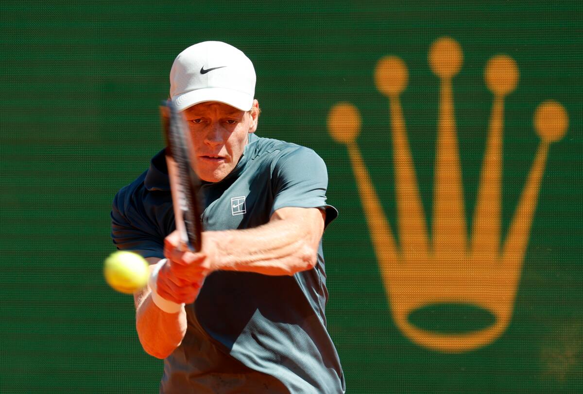 Jannik Sinner avanzó a los cuartos de final en el Masters 1.000 de Montecarlo. //Foto, EFE: SEBASTIEN NOGIER