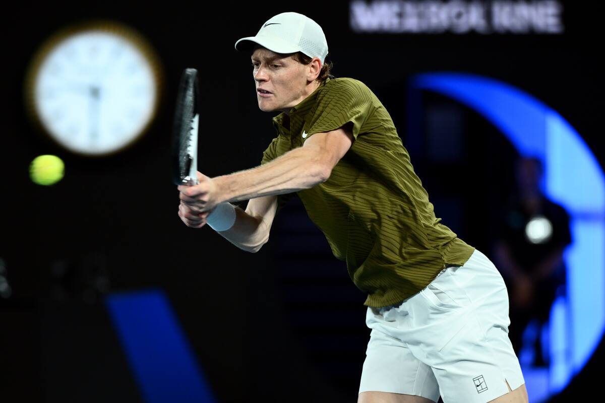 Jannik Sinner está defendiendo su título de campeón en el Abierto de Australia. //Foto, EFE: JOEL CARRETT