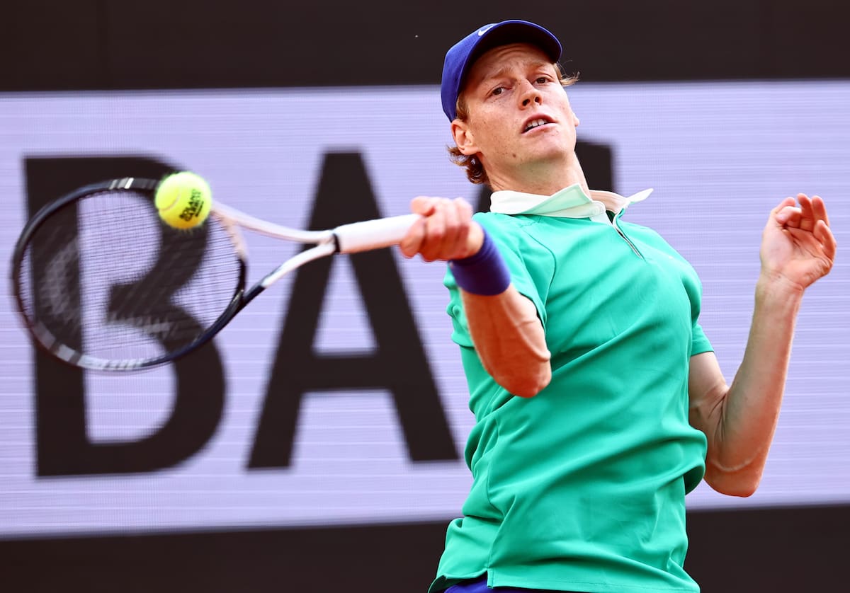 Jannik Sinner de Italia en acción durante su partido de semifinales masculina contra Novak Djokovic de Serbia en el torneo de tenis Grand Slam en Roland Garros. //EFE