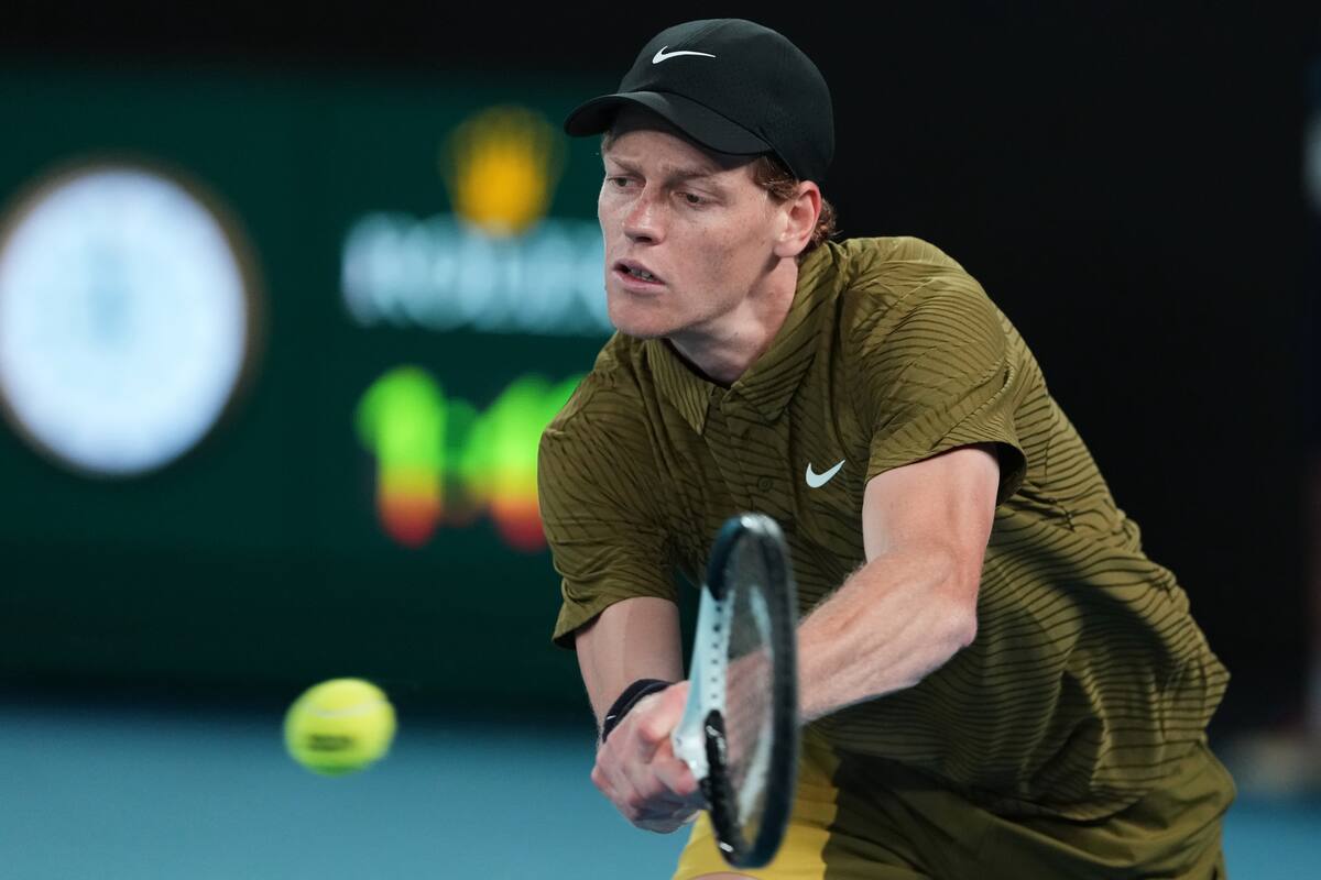 Jannik Sinner defiende su título en el Abierto de Australia. //Foto, AP: Aaron Favila