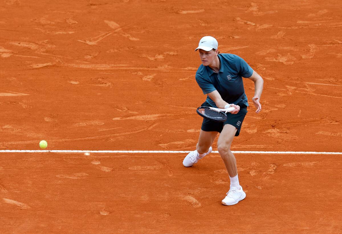 Jannik Sinner va por un nuevo trofeo en el Masters 1.000 de Montecarlo. //Foto, EFE: SEBASTIEN NOGIER