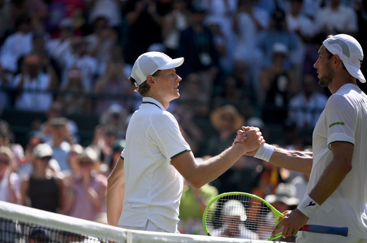 El italiano Jannik Sinner (I) recibe las felicitaciones del alemán Jan-Lennard Struff tras ganar su partido de cuartos de final masculinos en Wimbledon. //Foto, EFE: DANIEL HAMBURY