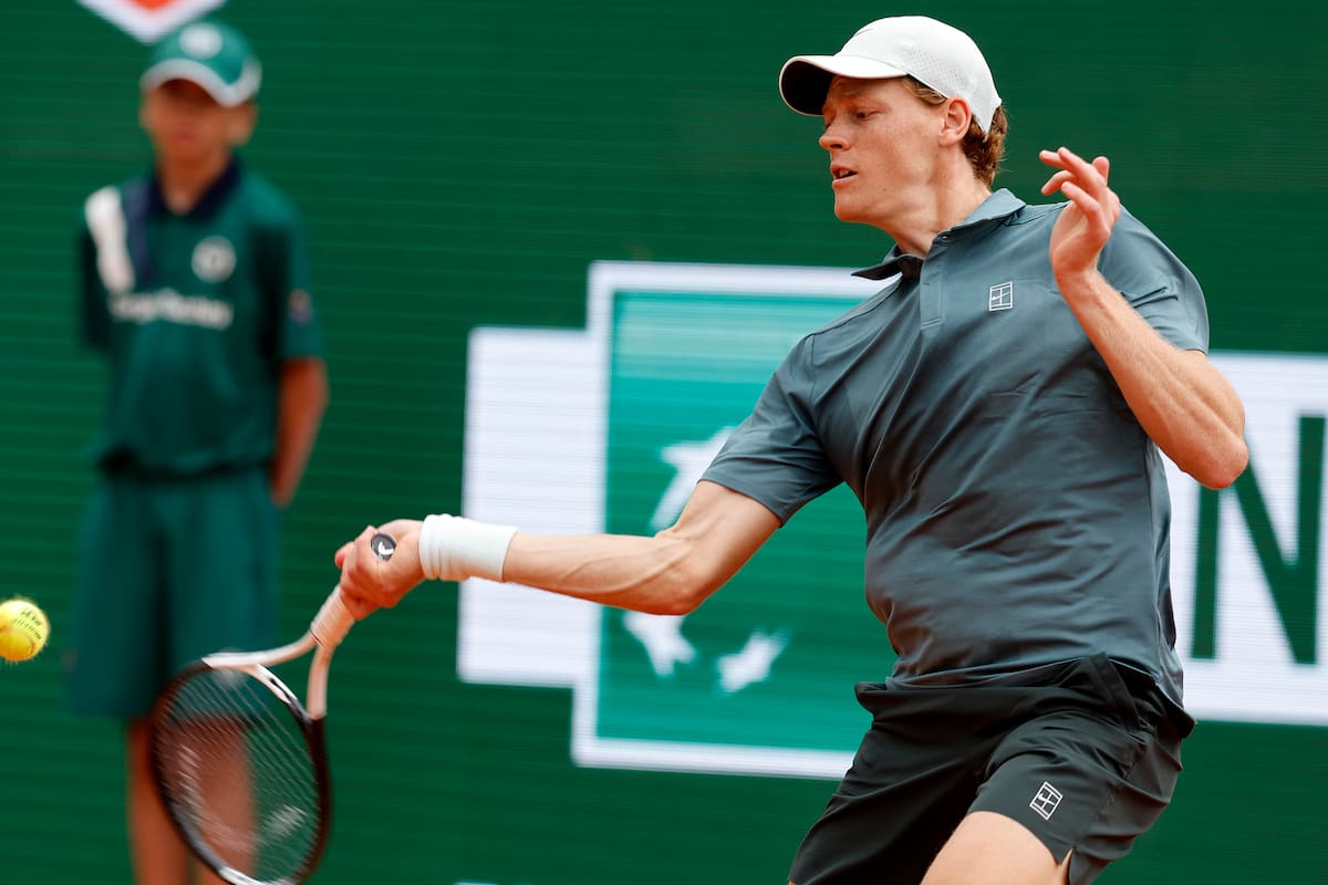 Jannik Sinner, firme sobre tierra y avanzó en el Masters 1.000 de Montecarlo
