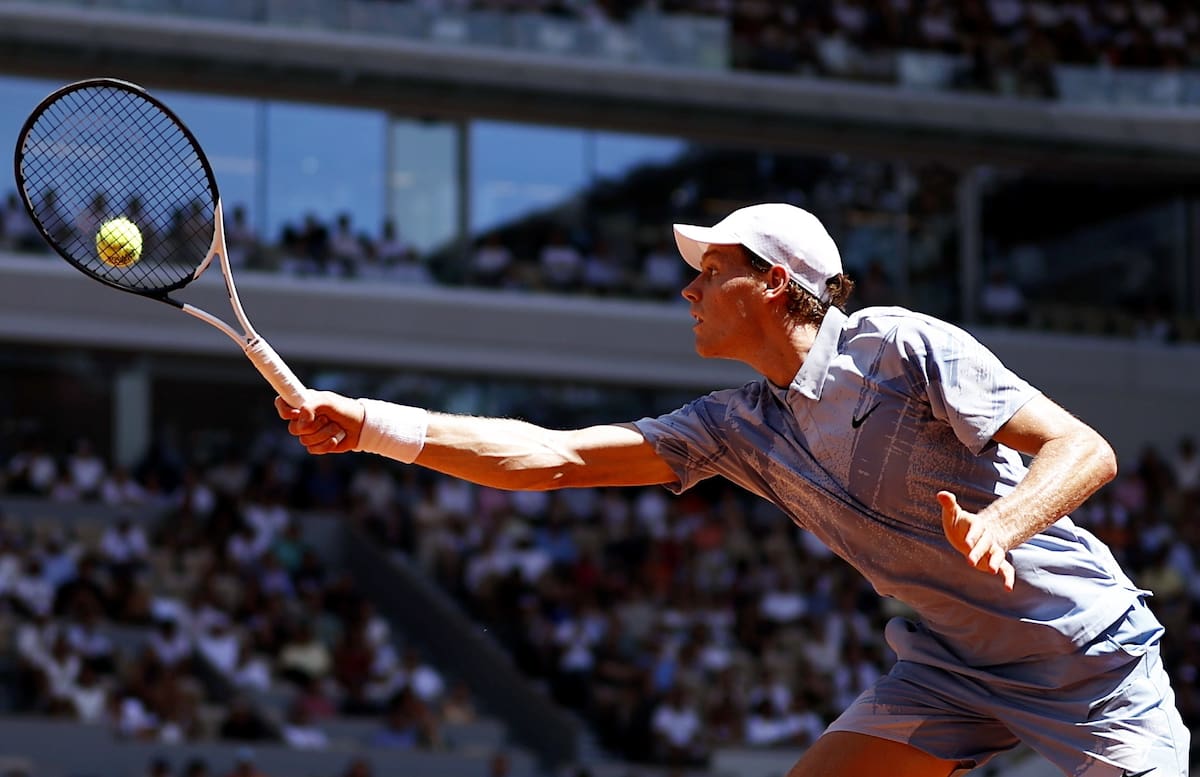 Jannik Sinner cayó en segunda ronda de Roland Garros, de forma sorpresiva. //Foto, EFE: MOHAMMED BADRA