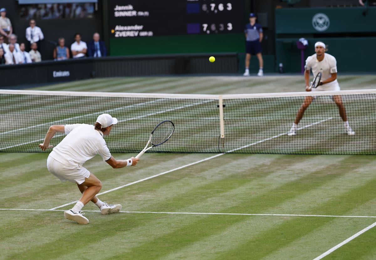 Jannik Sinner (izq.), de Italia, en acción durante la final individual masculina contra Alexander Zverev, de Alemania, en la final de Wimbledon. //Foto, EFE: TOLGA AKMEN