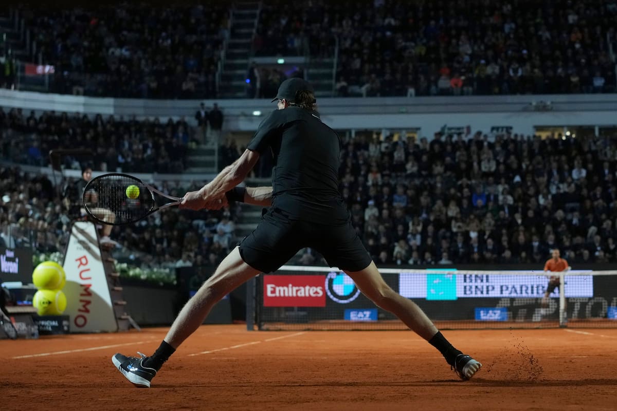 La semifinal del Masters 1.000 de Roma entre el italiano Jannik Sinner y el ruso Daniil Medvedev fue cancelada. //Foto, AP: Andrew Medichini