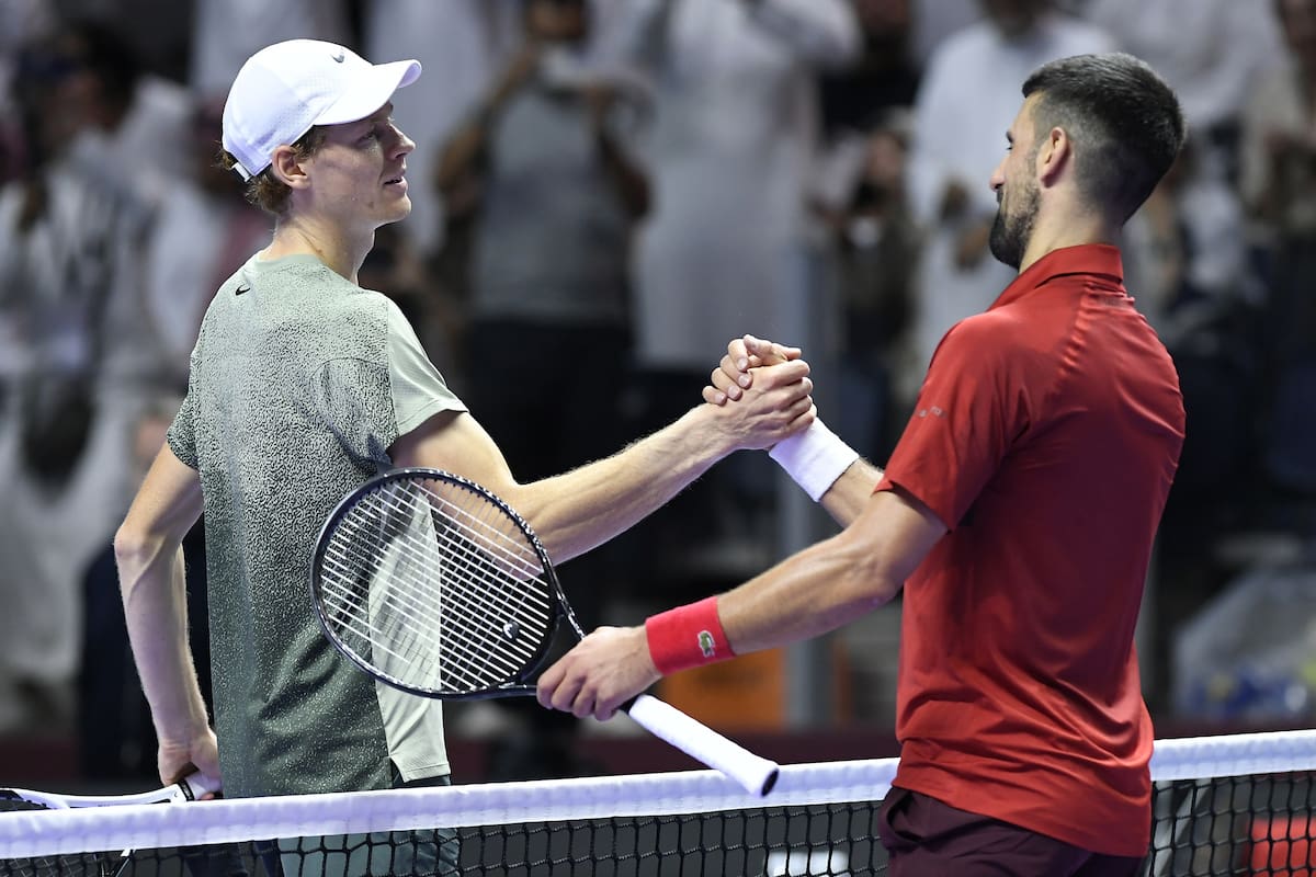Jannik Sinner saluda a Novak Djokovic (d) durante el partido que los enfrentó en Riad, el 17 de octubre de 2024. //Foto, EFE: STR