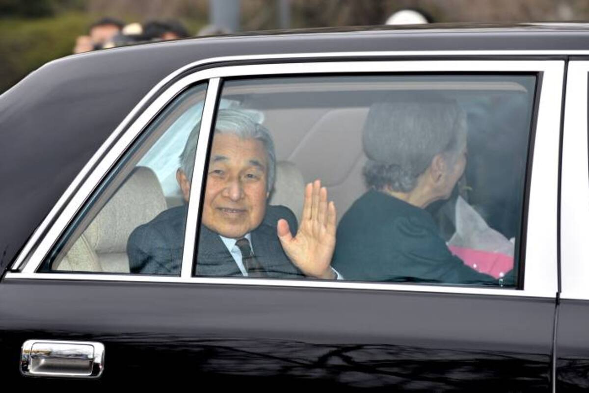 Acompañado de la emperatriz Michiko, el soberano de 78 años salió del hospital universitario de Tokio para regresar al palacio imperial. AFP