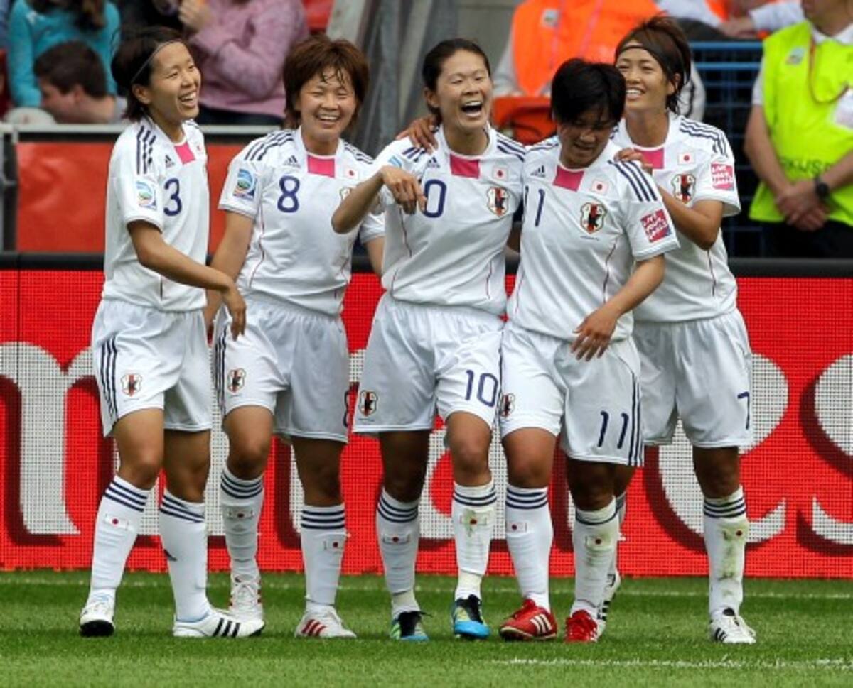 Homare Sawa (10) fue la estrella de Japón al marcar tres tantos con los que el cuadro nipón goleó 4-0 a México. AFP