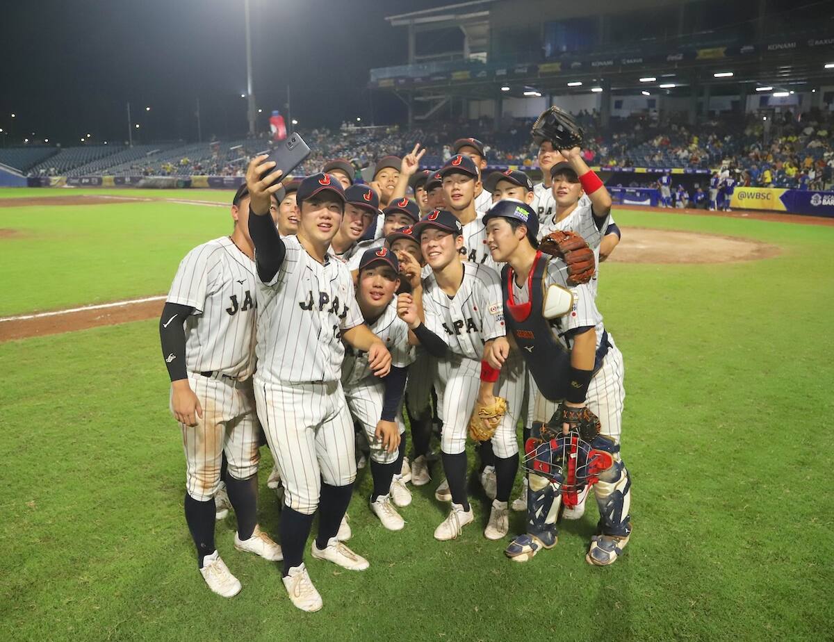 Jugadores de la selección de Japón festejan el paso a la final del Mundial de Béisbol Sub-15 tras vencer este sábado 24 de agosto a Nicaragua 7 carreras por 2 en el estadio Édgar Rentería de Barranquilla.
