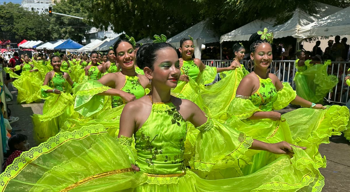 Jovencitas de la danza Jardín de la Inclusión, durante el desfile del Carnaval de los Niños este domingo en Barranquilla.//Juan M. Cantillo-El Universal