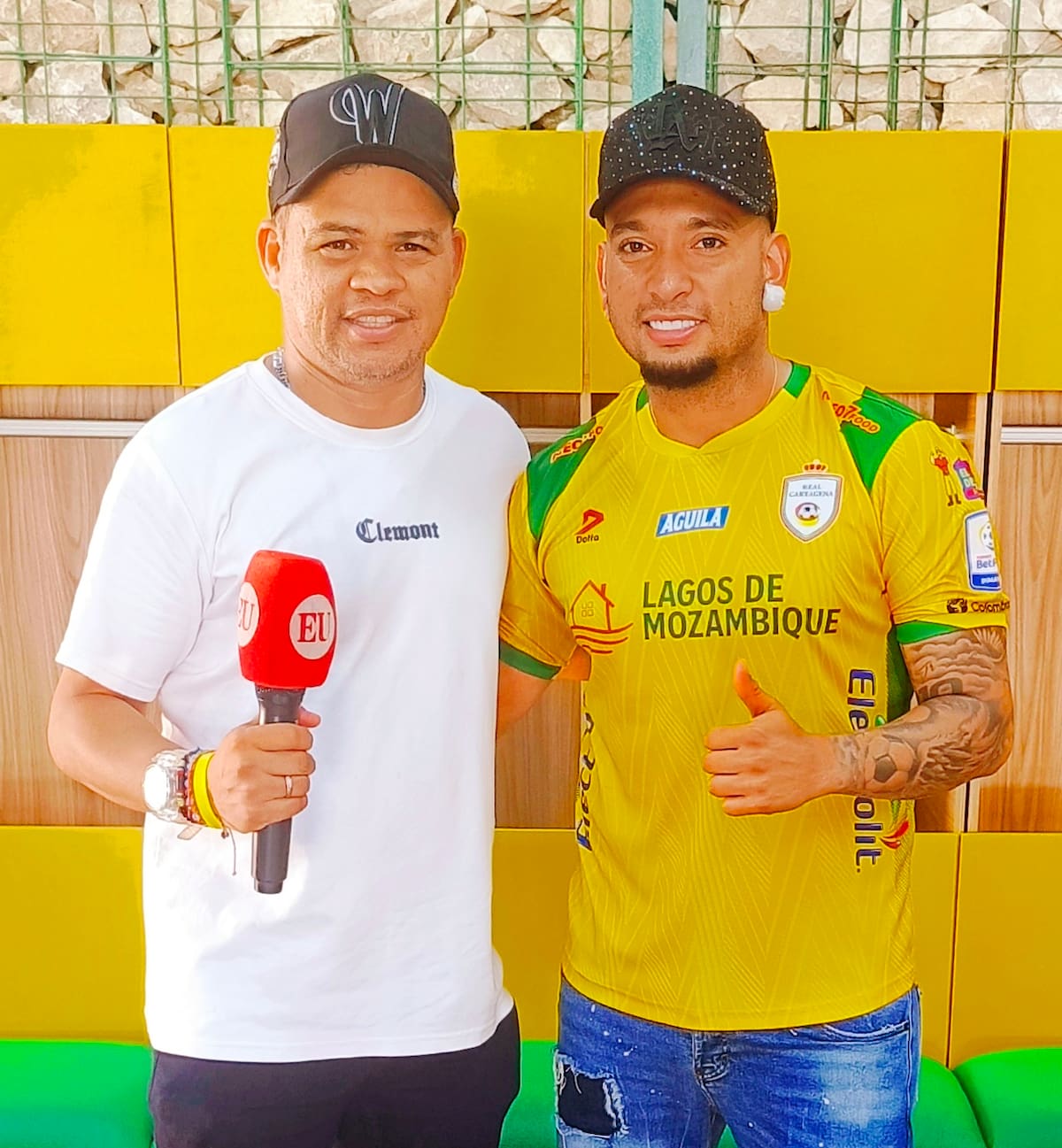 Carlos Caballero, periodista de El Universal, junto a Jarlan Barrera, nuevo refuerzo de Real Cartagena. //CORTESÍA