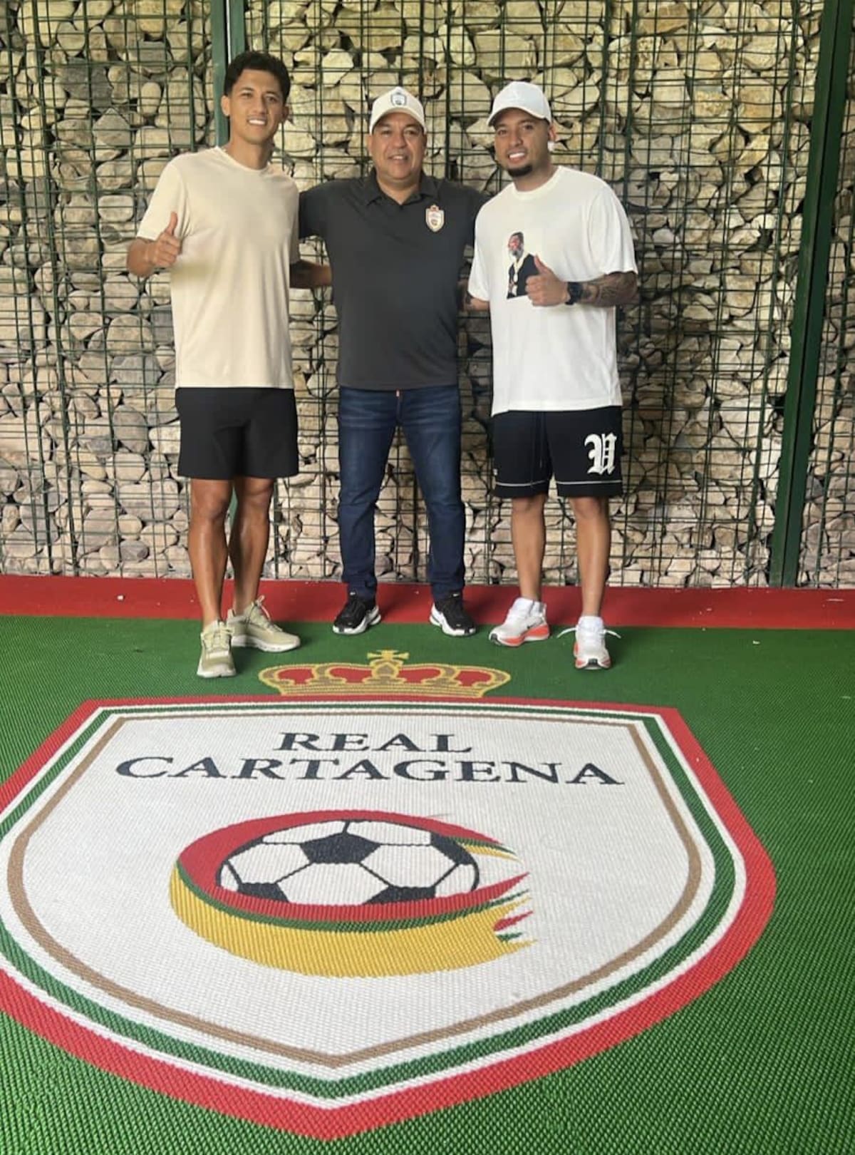 Fredy Montero, goleador; Jorge Oviedo, gerente deportivo y Jarlan Barrera, volante que iniciará entrenamientos con el Real Cartagena. //CORTESÍA