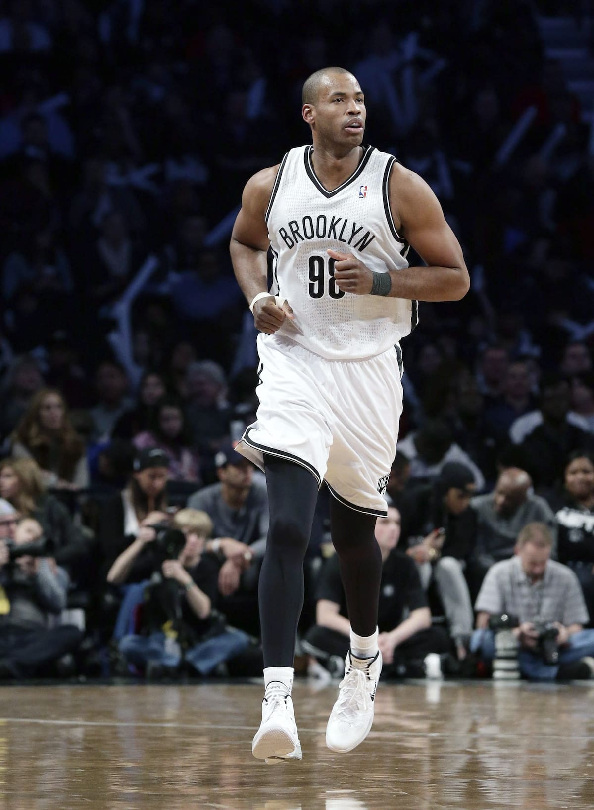 Fotografía de archivo del 9 de marzo de 2014 que muestra a Jason Collins de los Brooklyn Nets corriendo en el Barclays Center de Brooklyn, Nueva York. //Foto, EFE: Jason Szenes