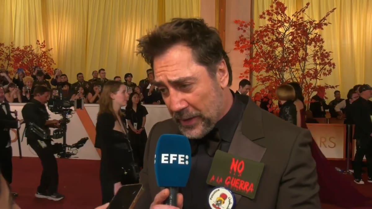 El actor español Javier Bardem hablando con EFE en la alfombra roja durante la 98º edición de los premios Óscar este domingo, en el Teatro Dolby de Los Ángeles (Estados Unidos). //Foto: EFE/ Octavio Guzmán