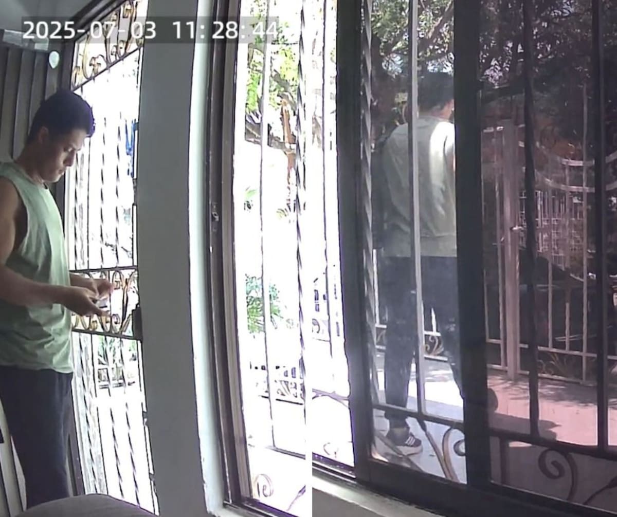 Javier Cedeño saliendo de su casa antes de desaparecer.