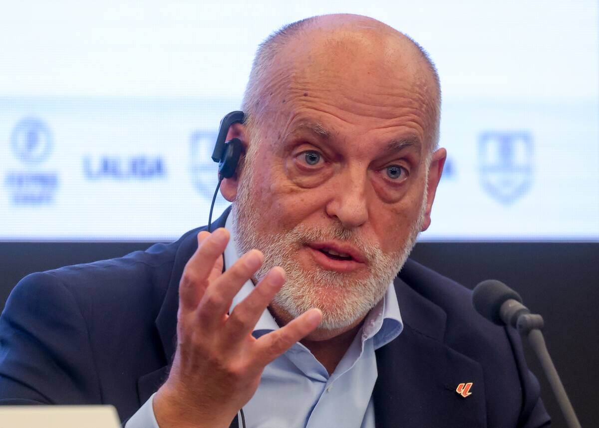 El presidente de LaLiga española, Javier Tebas, habla en una conferencia de prensa en Bruselas, Bélgica. //EFE