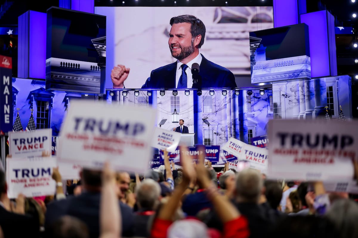 El candidato republicano a la vicepresidencia y senador de Ohio, JD Vance, pronuncia un discurso durante el tercer día de la Convención Nacional Republicana (RNC) en el Fiserv Forum en Milwaukee, Wisconsin, EE. UU., el 17 de julio de 2024. EFE //