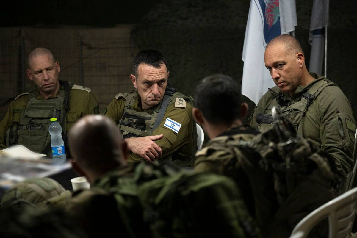 GAZA (PALESTINA), 02/08/2024.- El Jefe del Estado Mayor, el Mayor General Herzi Halevi (c), realizó una evaluación de la situación en el corredor central de la Franja de Gaza. Halevi, amenazó con "reunir inteligencia precisa, atacar y matar" a quien agreda a los ciudadanos del país, que está en "máxima alerta" después de que Irán y Hizbulá juraran venganza por el asesinato de los líderes de Hamás y los chiíes libaneses. EFE/Ejército de Israel/SÓLO USO EDITORIAL/SÓLO DISPONIBLE PARA ILUSTRAR LA NOTICIA QUE ACOMPAÑA (CRÉDITO OBLIGATORIO)