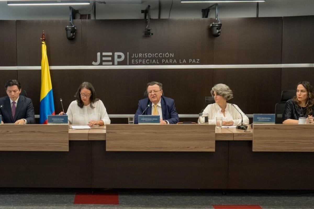 JEP imputa a 27 excomandantes de las Farc por crímenes de guerra y violencia de género