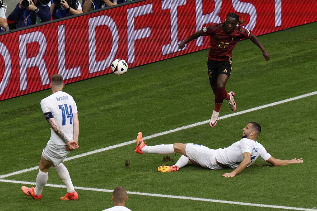 Jérémy Doku de Bélgica (R, arriba) en acción durante el partido del grupo E de la UEFA EURO 2024 entre Bélgica y Eslovaquia, en Frankfurt Main, Alemania, el 17 de junio de 2024. //EFE