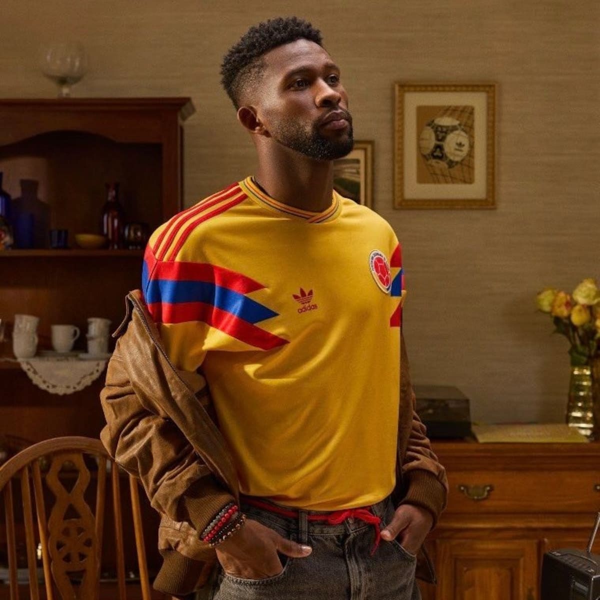 Camiseta conmemorativa de la Selección Colombia usada en Italia 1990, relanzada por adidas y la Federación Colombiana de Fútbol.