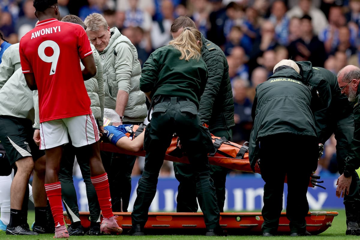Impactante video: golpe en la cabeza a jugador de Chelsea lo hizo salir en camilla